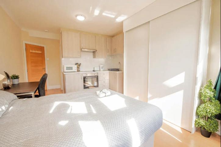Large Cosy 15min From London