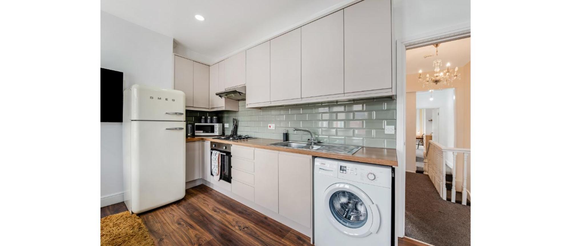 Lägenhet Spacious Two Bedroom In Wood Green London