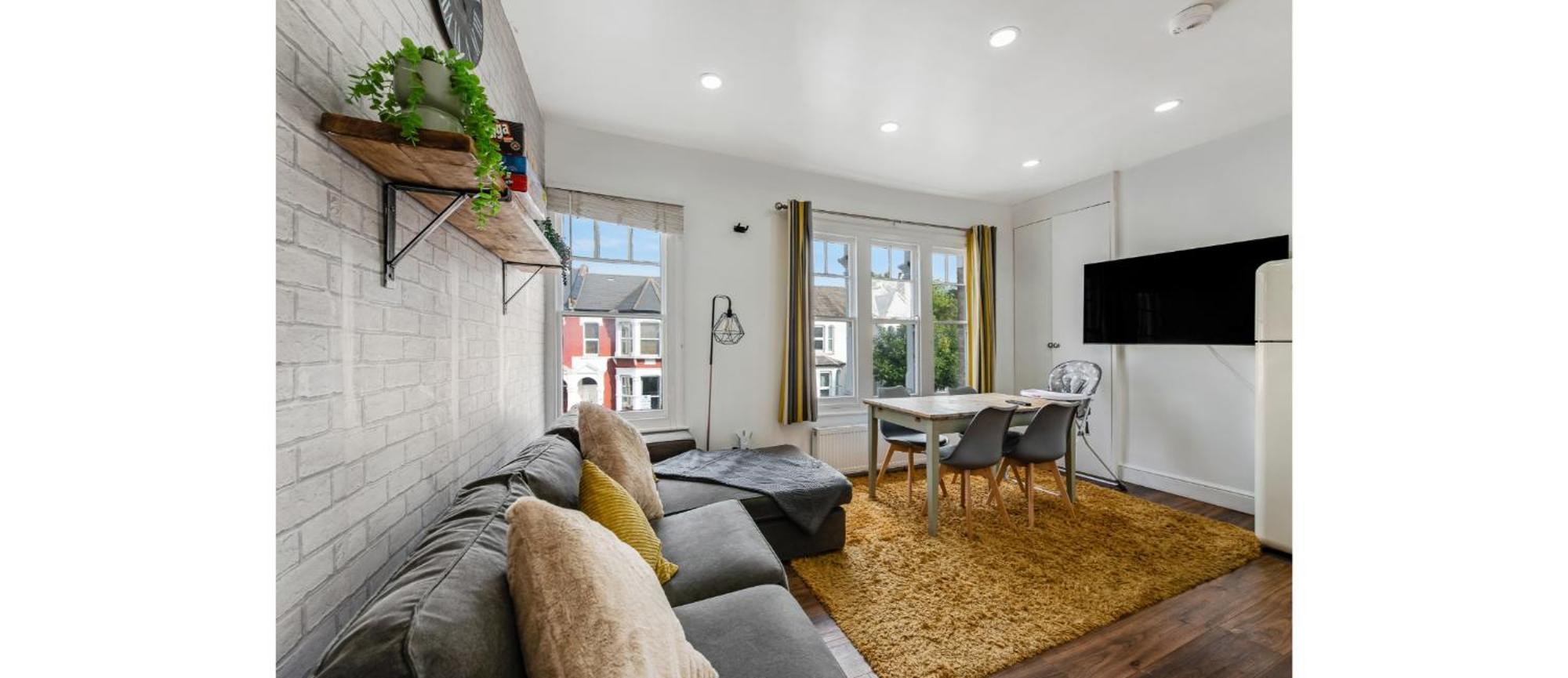 Spacious Two Bedroom In Wood Green Lägenhet