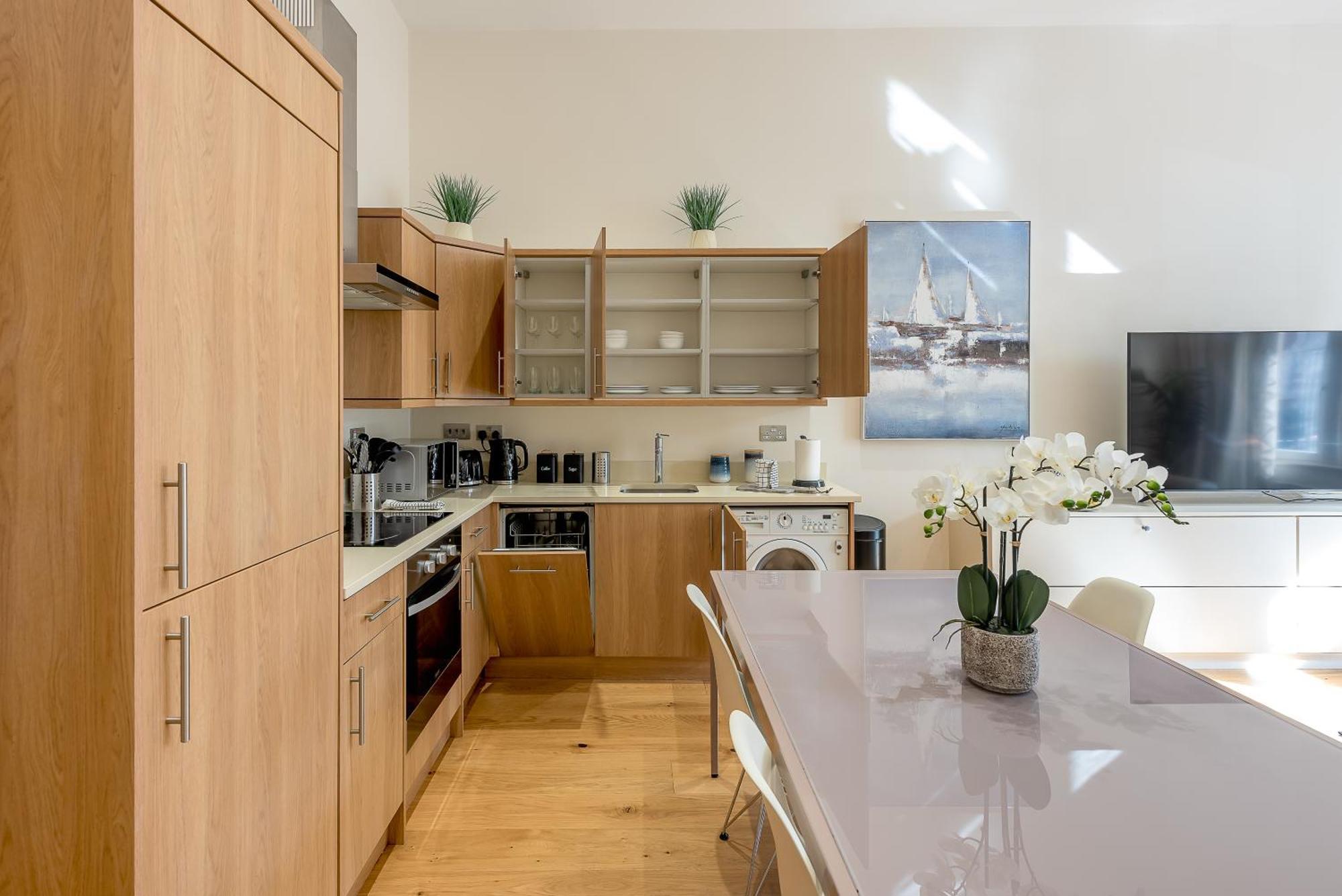 Moments From Hyde Park & Notting Hill With Free Luggage Storage And Washing Machine Lejlighed London