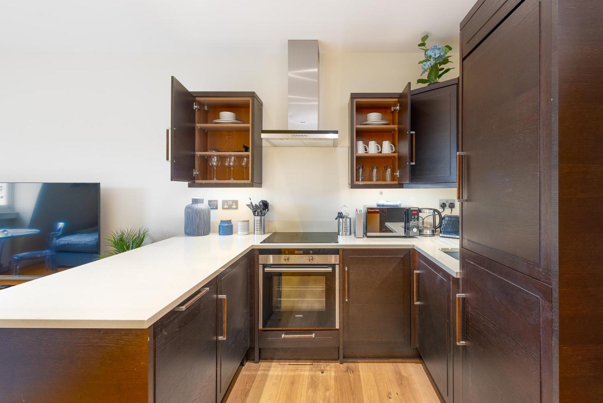 Moments From Hyde Park & Notting Hill With Free Luggage Storage And Washing Machine Lejlighed London
