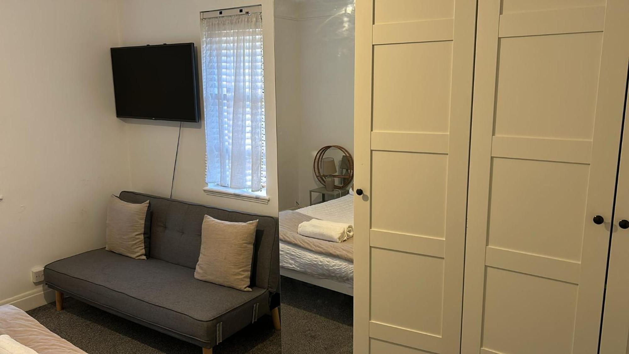 Wandsworth, South Deluxe King 3 Homestay