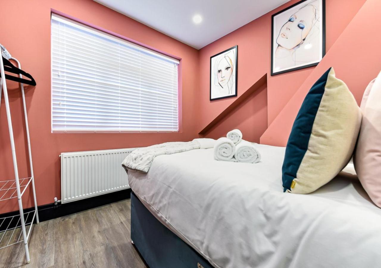 Bright & Colourful House - For A Large Groups London