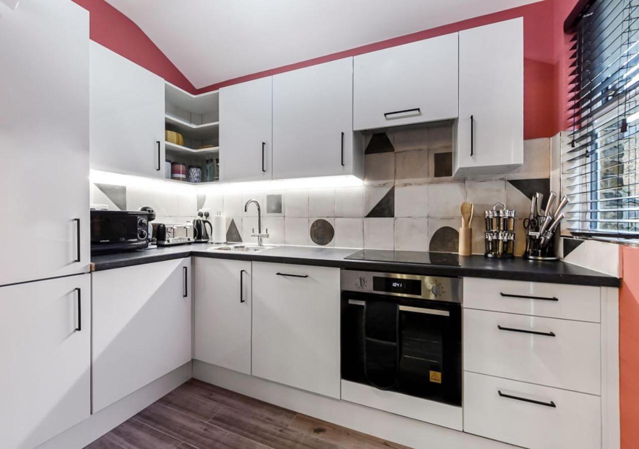 Bright & Colourful House - For A Large Groups London