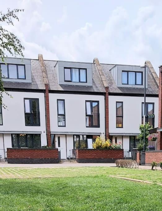 Explore London: 2 Bedroom House In Wood Holiday home