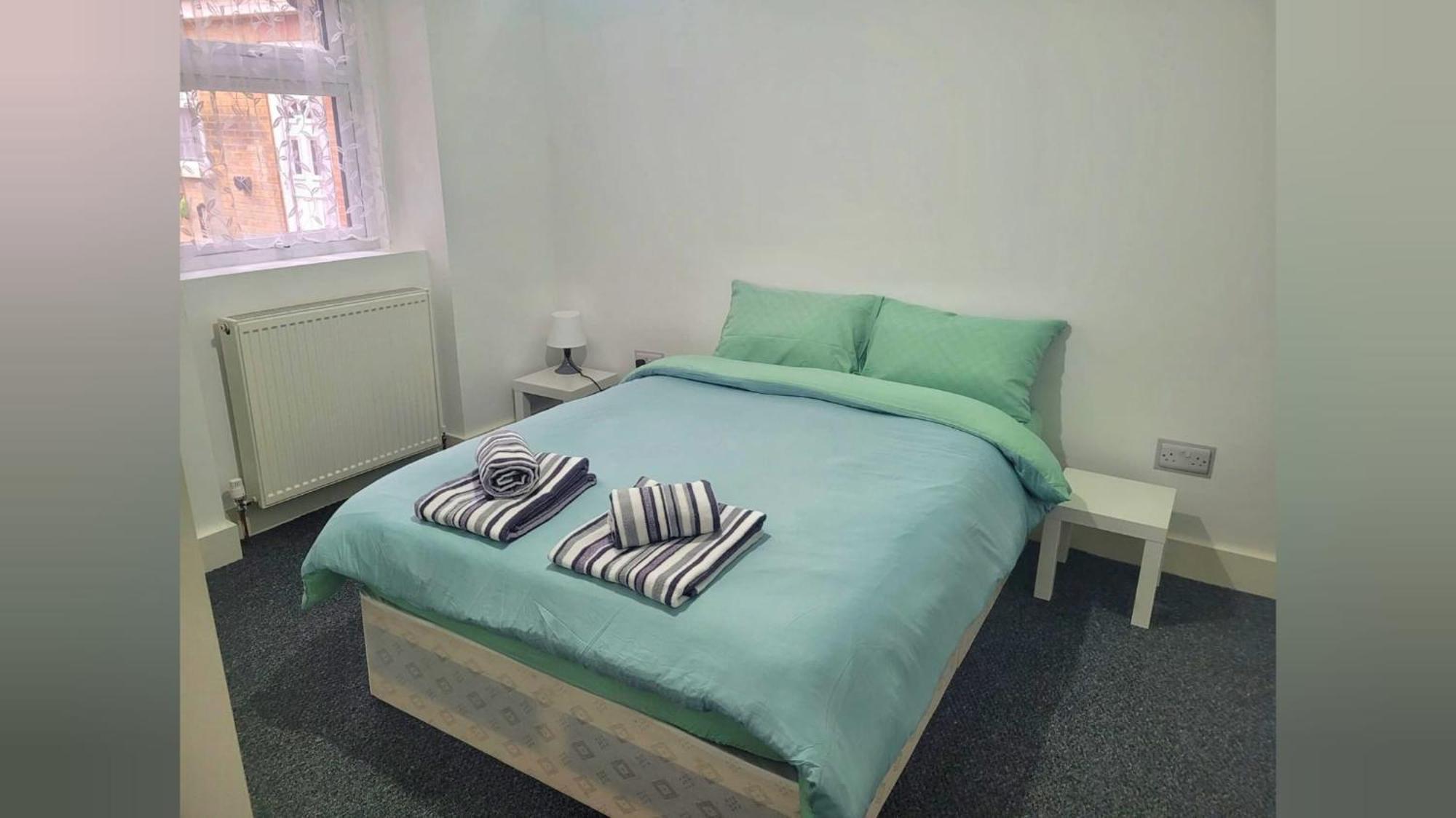 Ferienhaus Lovely 2-bed Fully Refurbished House In *