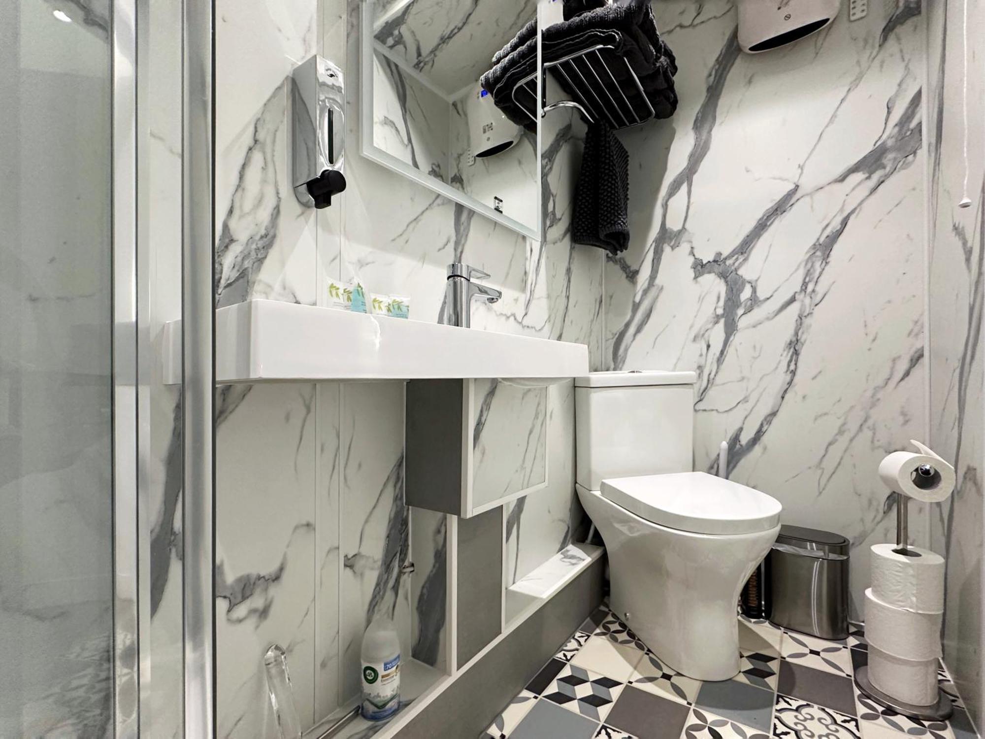 Kensington Studio Hosted By Airoperate Near Notting Hill - 1 Double Bed , 1 Sofa Bed, Ground Floor Via Private Entrance Apartment London