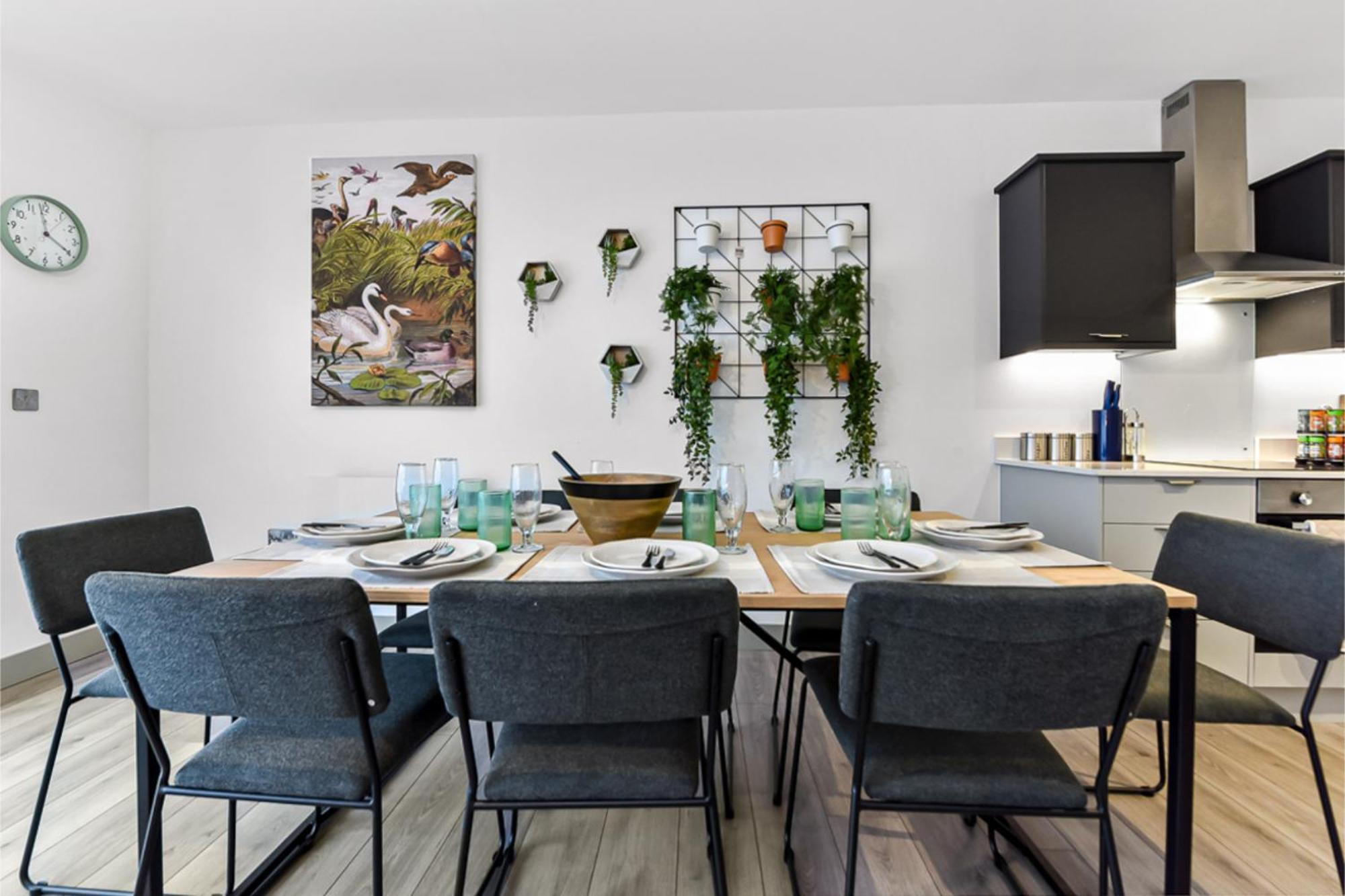 Earthy Elegance: Nature Inspired Flat In Prime Location Apartment London