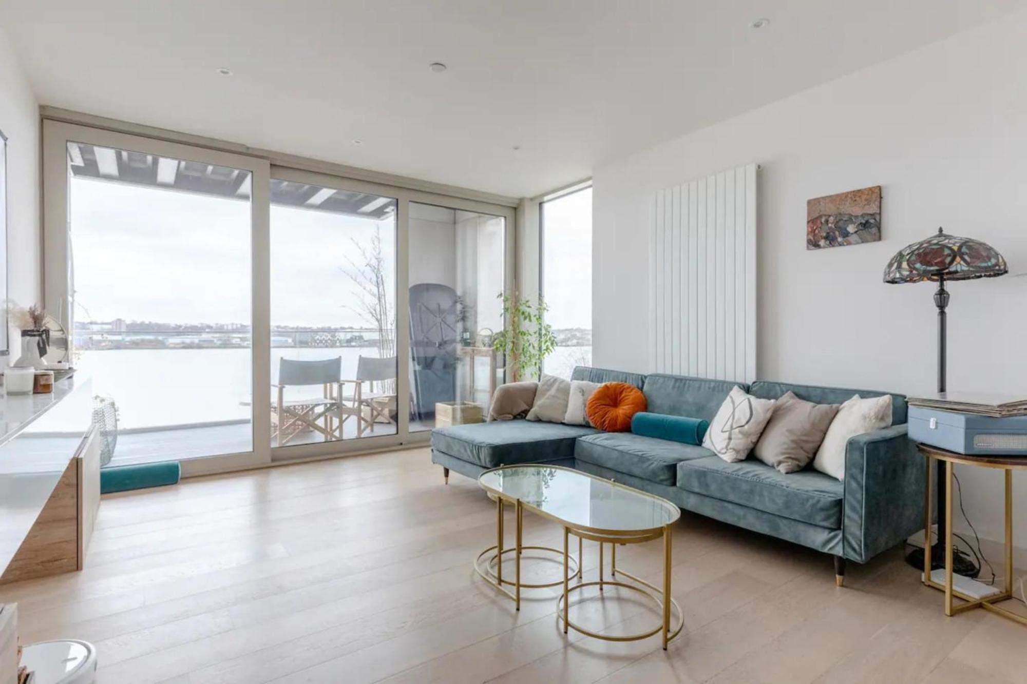 Apartment Charm & Convenience 3 Bed Near Excel