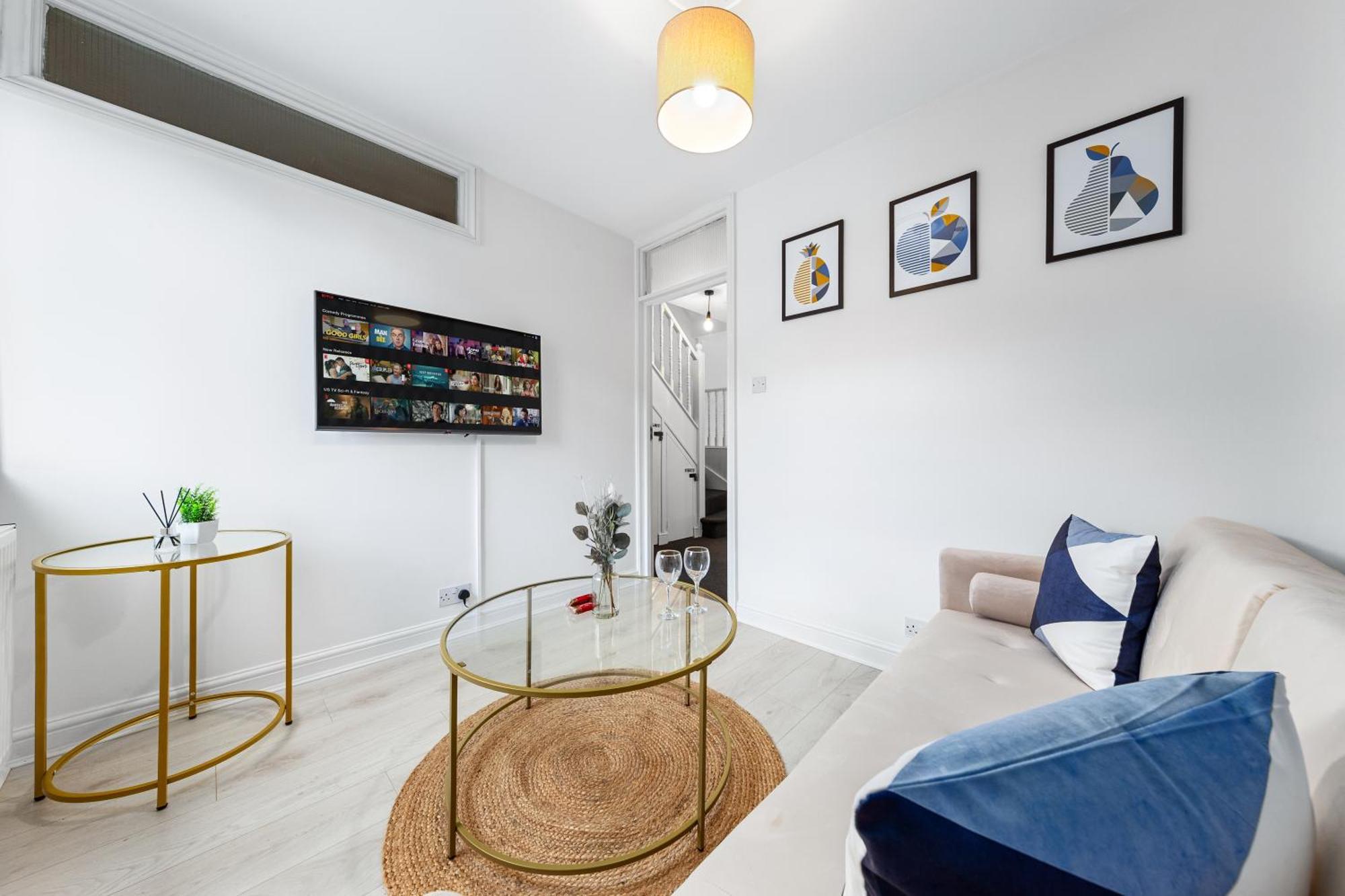 Central & Modern 1 Bed Apartment - 3Min To Train Station & Sleeps 4 - The Holloway Suite Lägenhet *