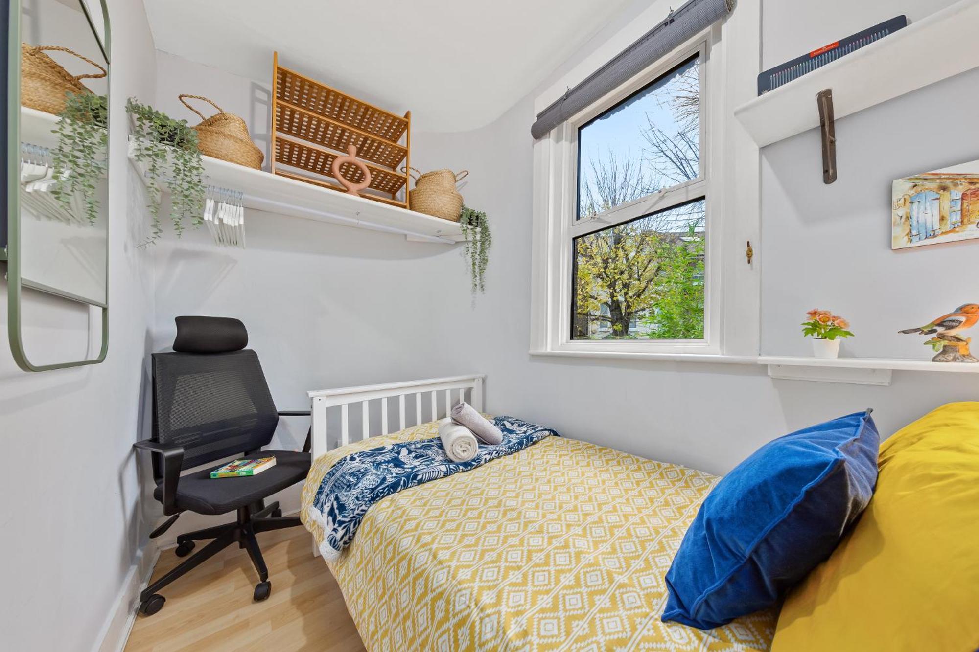 Artist's Bright Hampstead Heath Village 2 Bed *