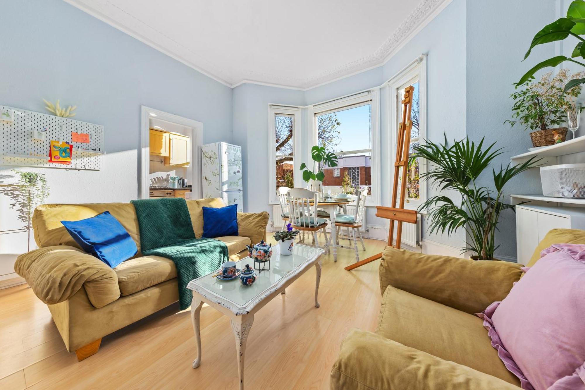 Artist's Bright Hampstead Heath Village 2 Bed Appartement *