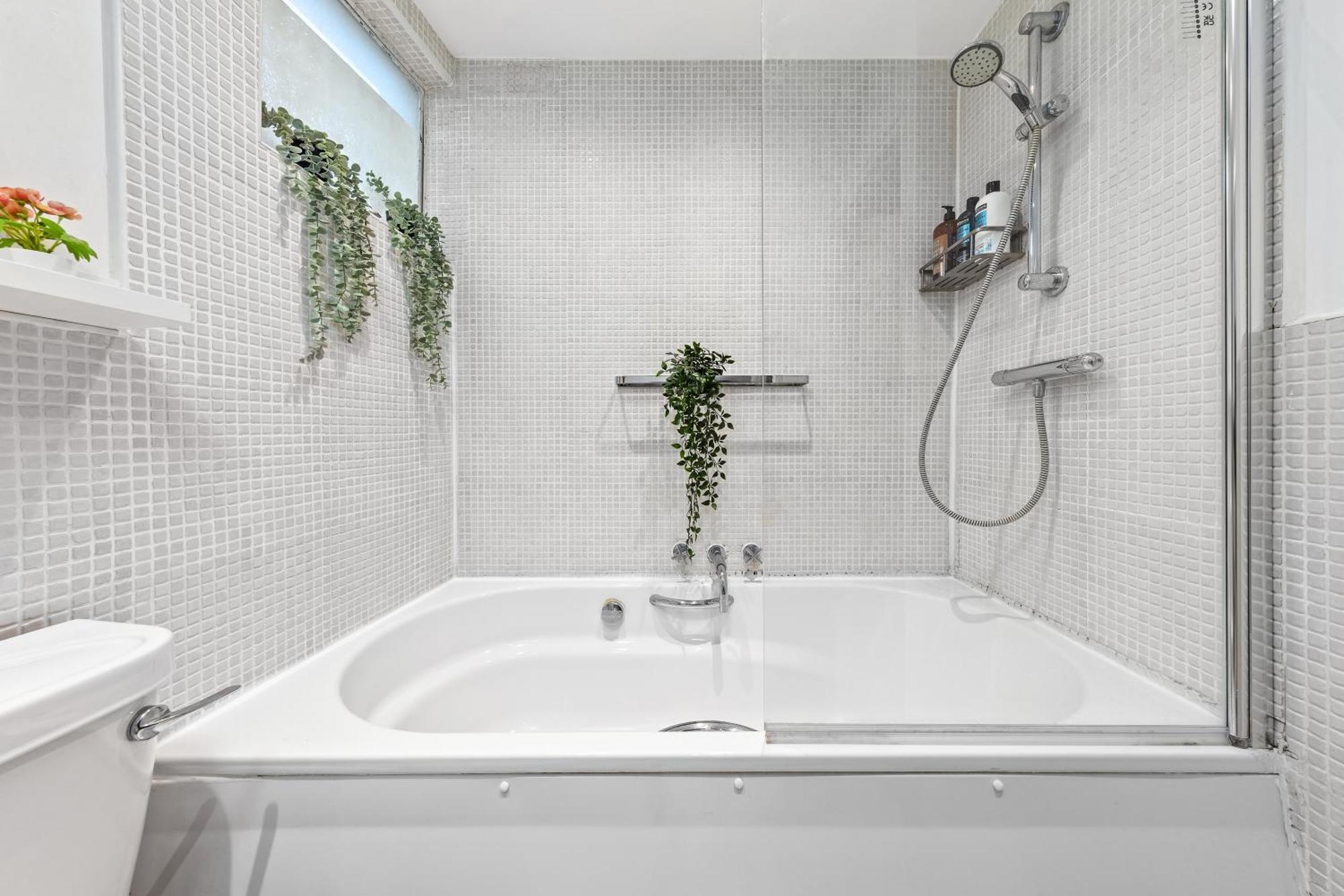 Artist's Bright Hampstead Heath Village 2 Bed Appartement *