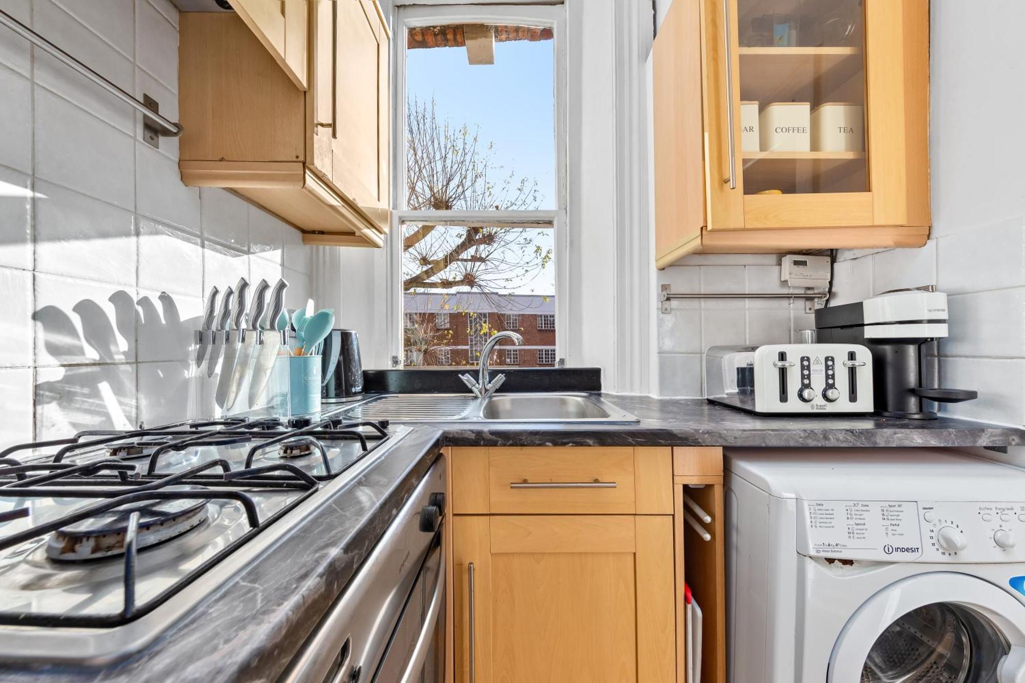 Artist's Bright Hampstead Heath Village 2 Bed Appartement *