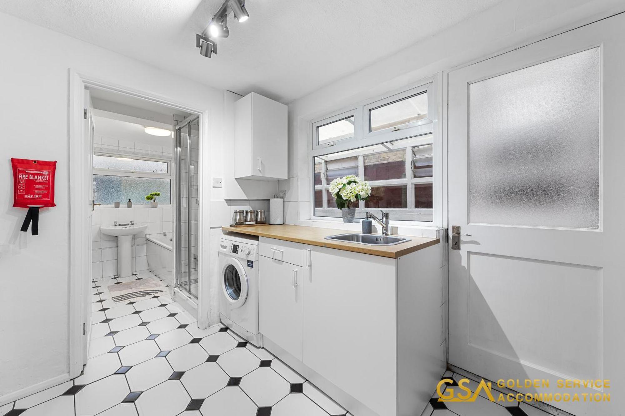 Stylist And Cosy 3 Bed House Leytonstone Sleeps 7 Holiday home *