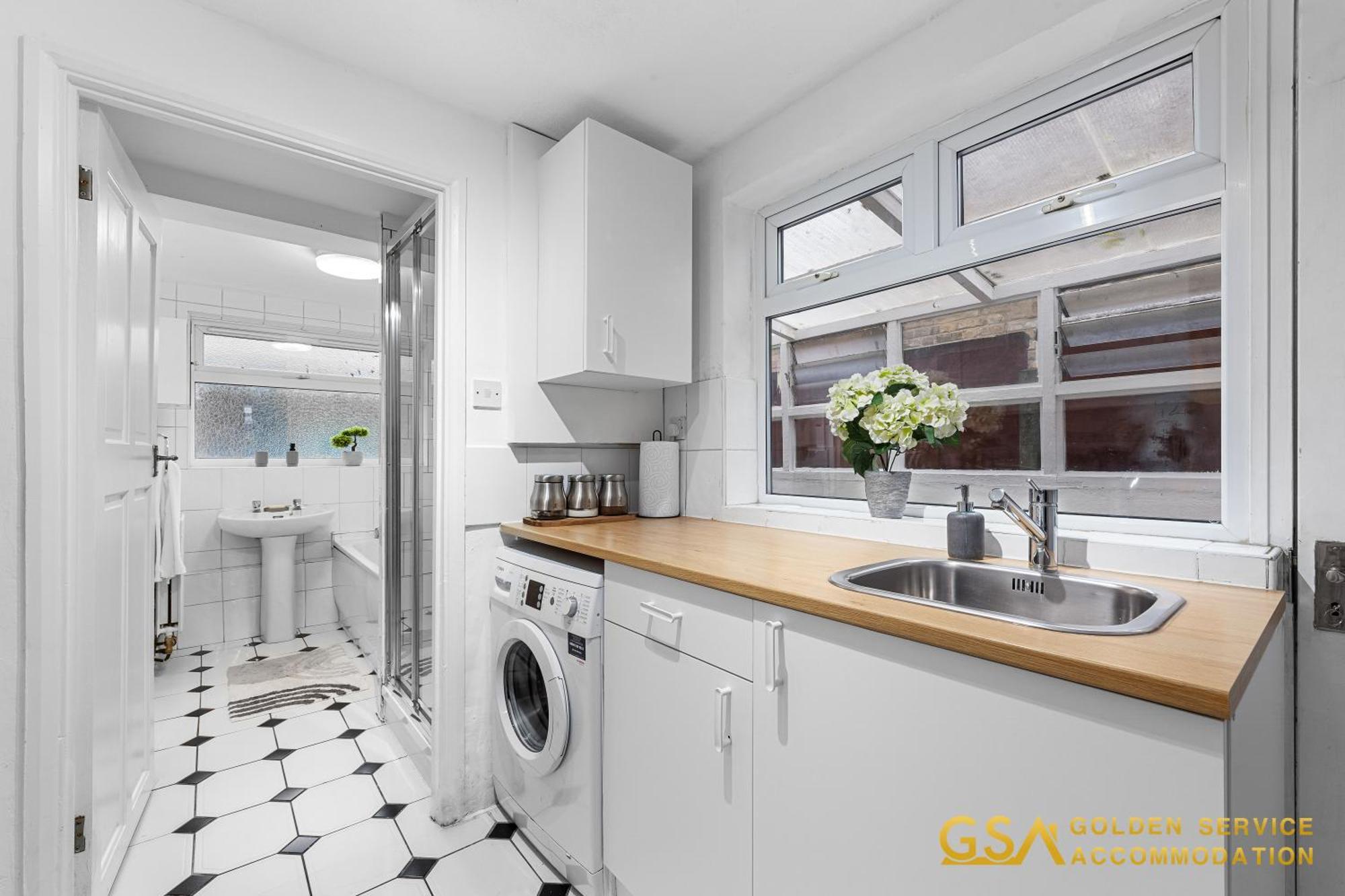 Stylist And Cosy 3 Bed House Leytonstone Sleeps 7 Holiday home London