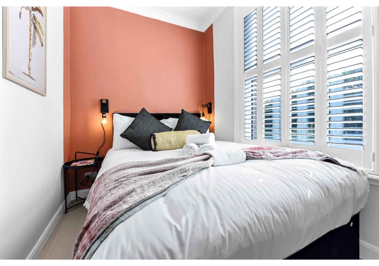 Earth Tones & Greenery: 4br Flat Sleeps 8 Leilighet London