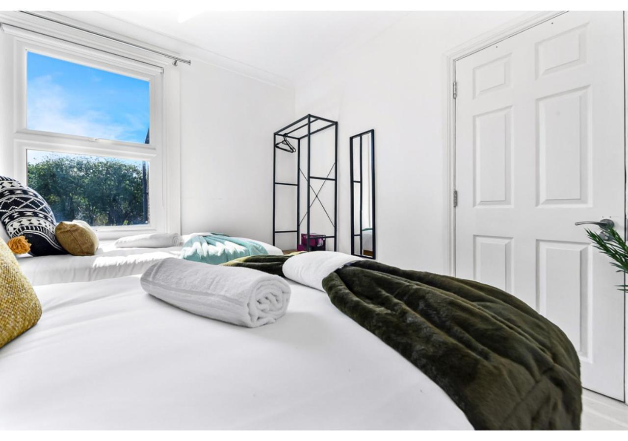 Earth Tones & Greenery: 4br Flat Sleeps 8 Leilighet *
