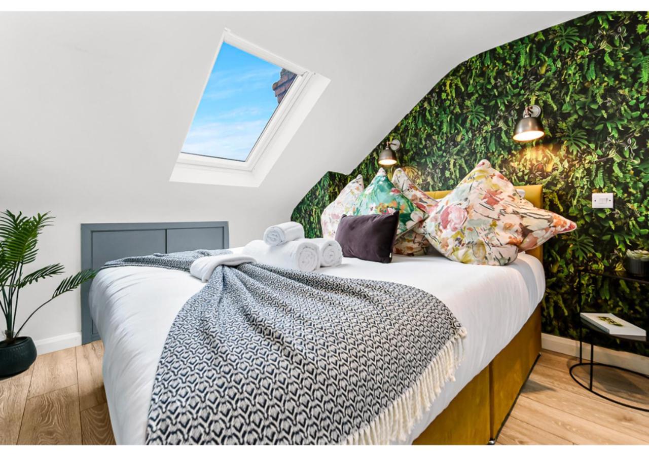 Earth Tones & Greenery: 4br Flat Sleeps 8 Leilighet