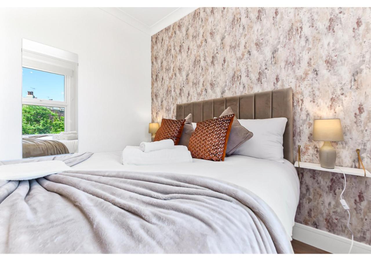 Energizing Getaway: Newly Renovated 2 Bedroom Flat Lägenhet *