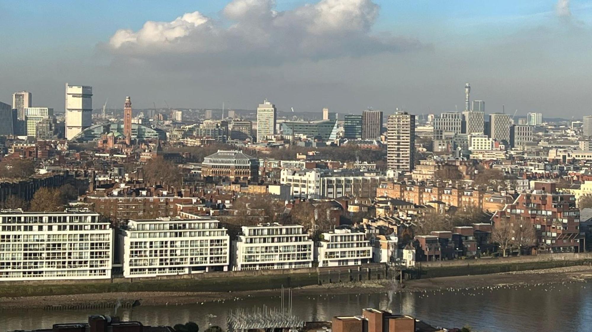New 2 Bedroom Flat Riverview Balcony London