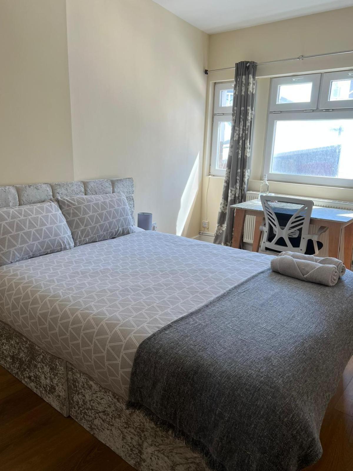 Privatunterkunft Affordable In Shared Flat, Bridge