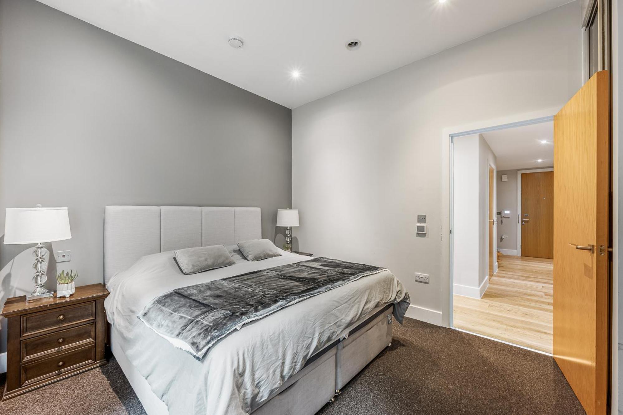 Large Modern One Bedroom *