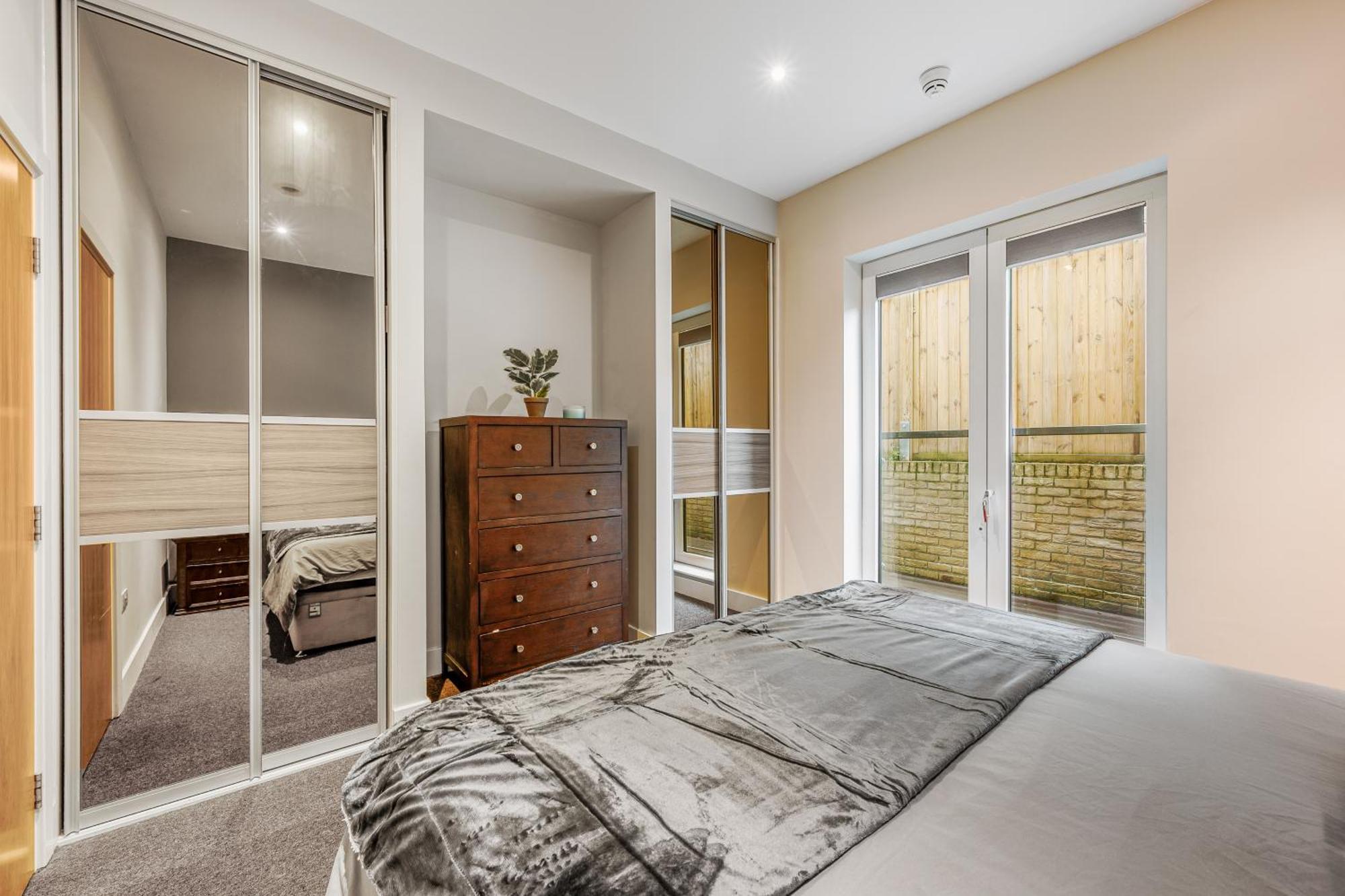Apartment Large Modern One Bedroom