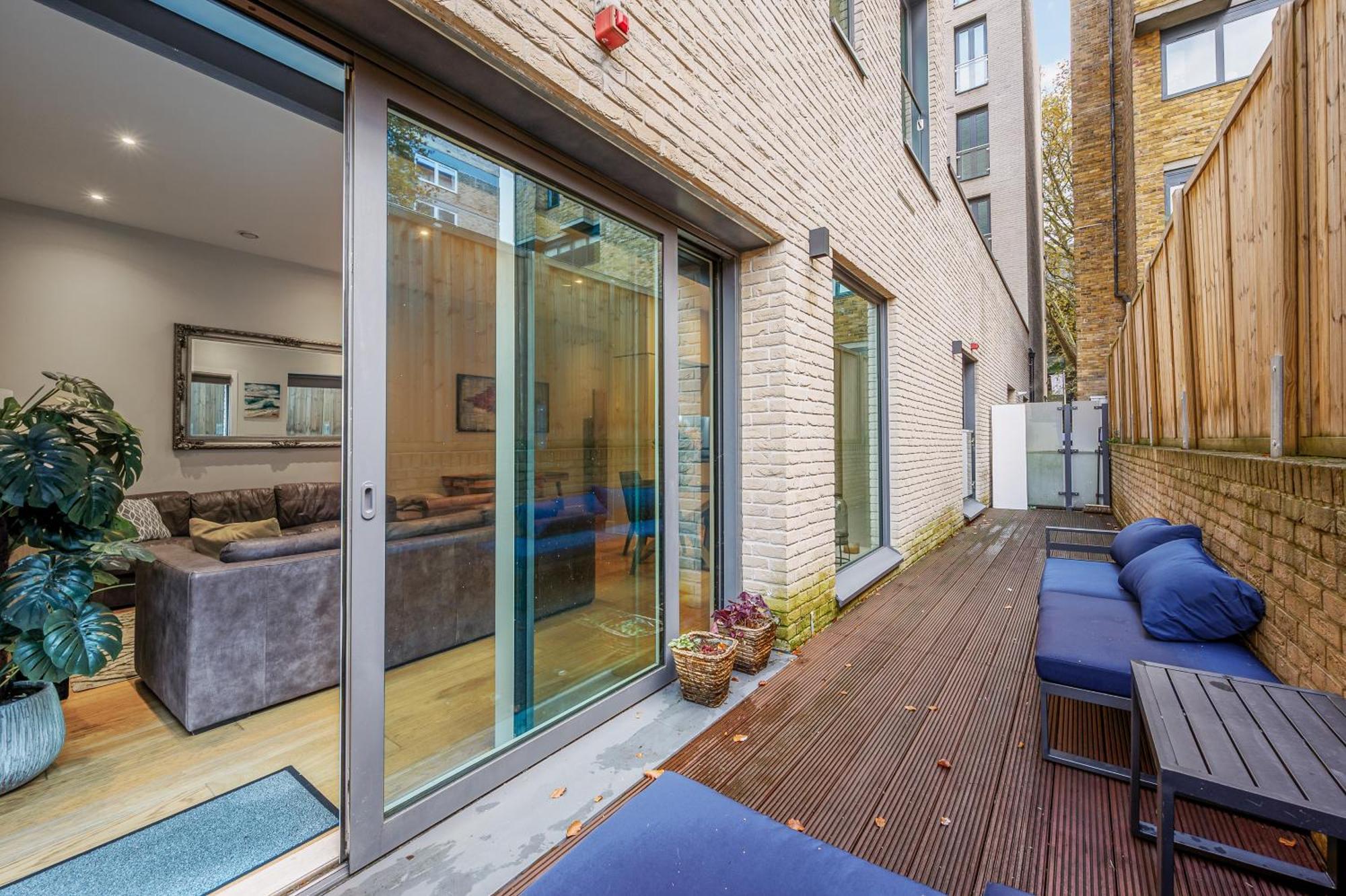 Apartment Large Modern One Bedroom London