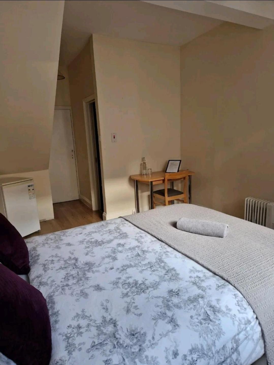 Privatunterkunft Affordable In Shared Flat, Bridge