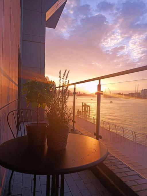 Lägenhet Snuggle - Riverside - Views Over Looking River Thames, Close To O2 Arena, Excel, Airport, Thames Clipper- River Boat Service, Woolwich Ferry, Onsite Parking, Twin Option Available