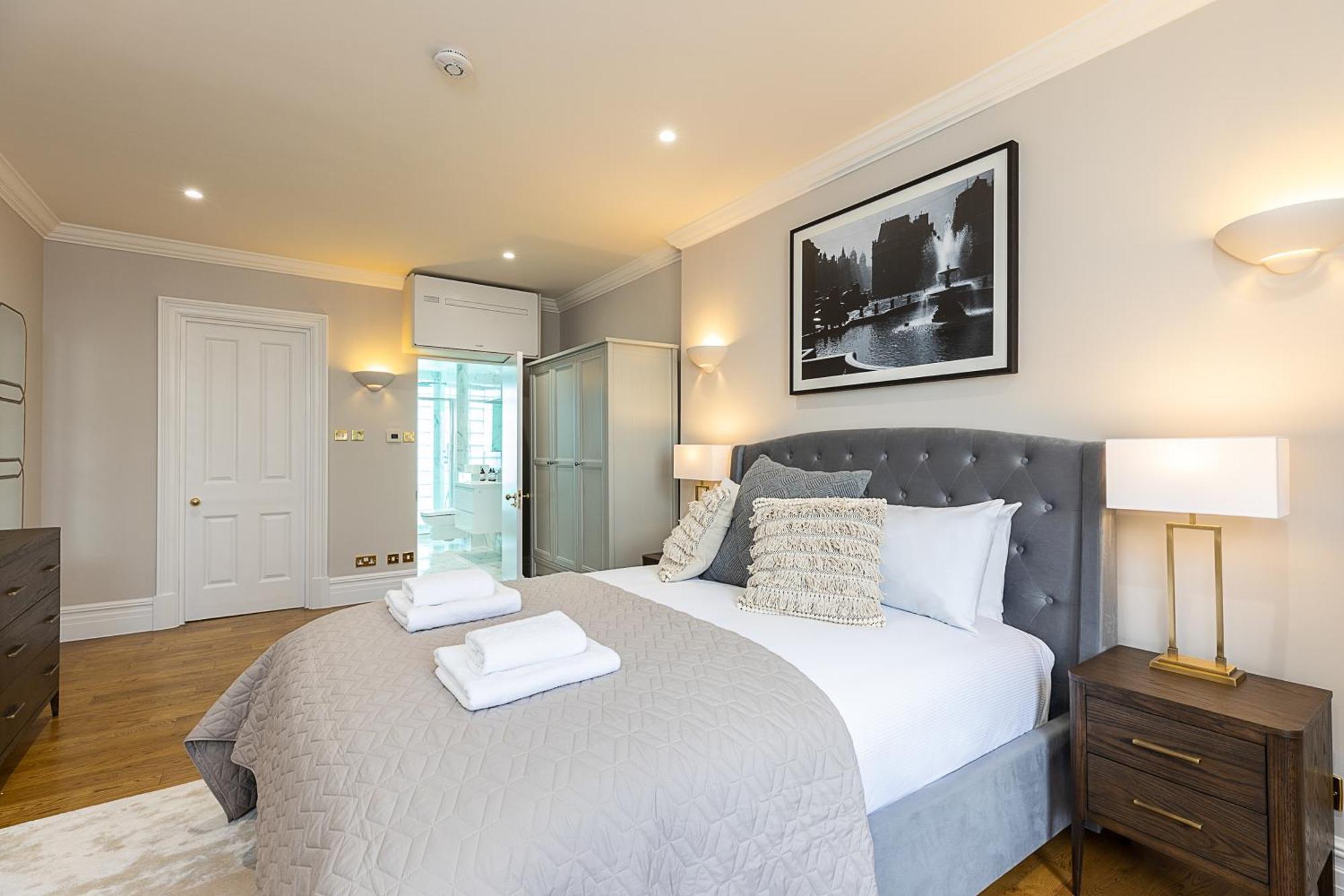 Apartment Astonishing Flats Near Mayfair & Piccadilly Circus London