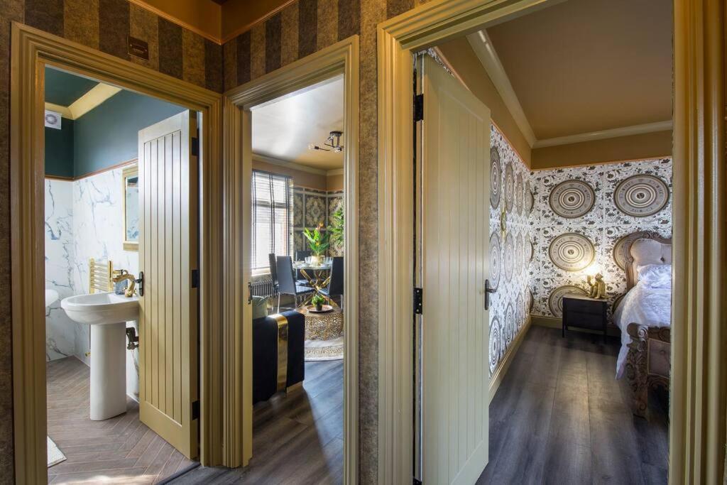 Lux Versace Pad Sleeps 10 Hot Tub, Cinema & Games Lejlighed London