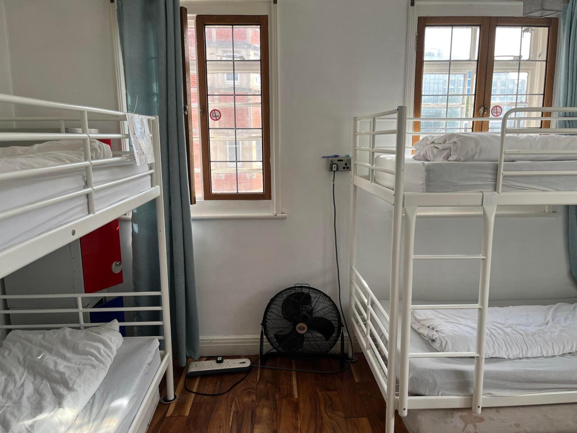 The Walrus Bar&hostel * London