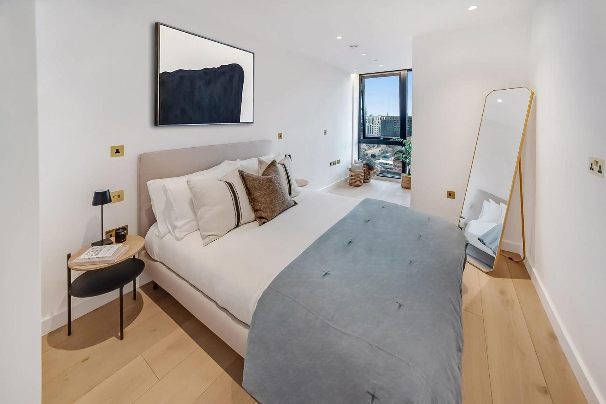 Modern At Enclave Located In Central * Londra