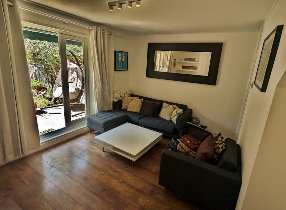 Apartment Charming 2-bed Garden Flat London