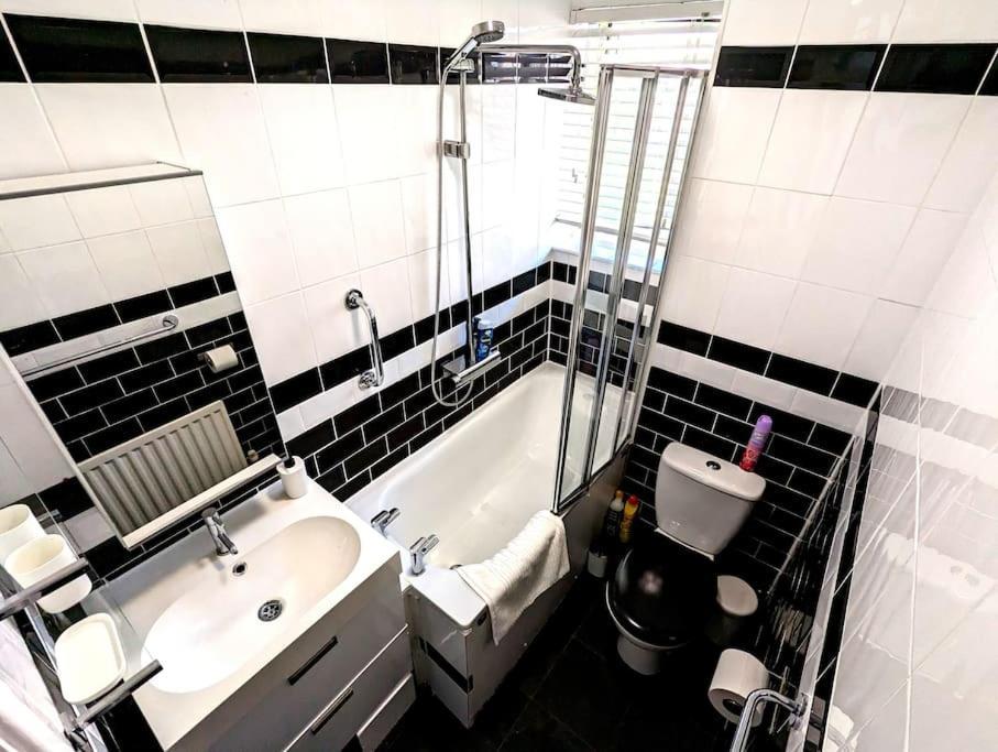 Charming 2-bed Garden Flat * London