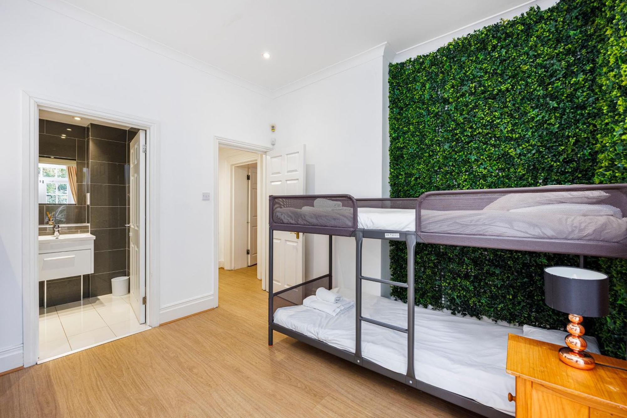 Larger Groups With Garden And Parking Londra