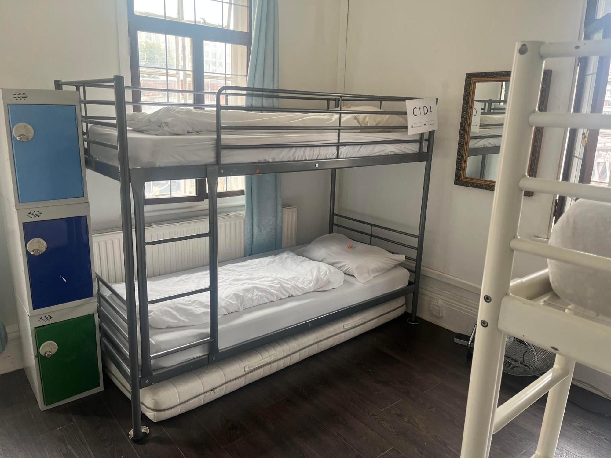 The Walrus Bar&hostel * London