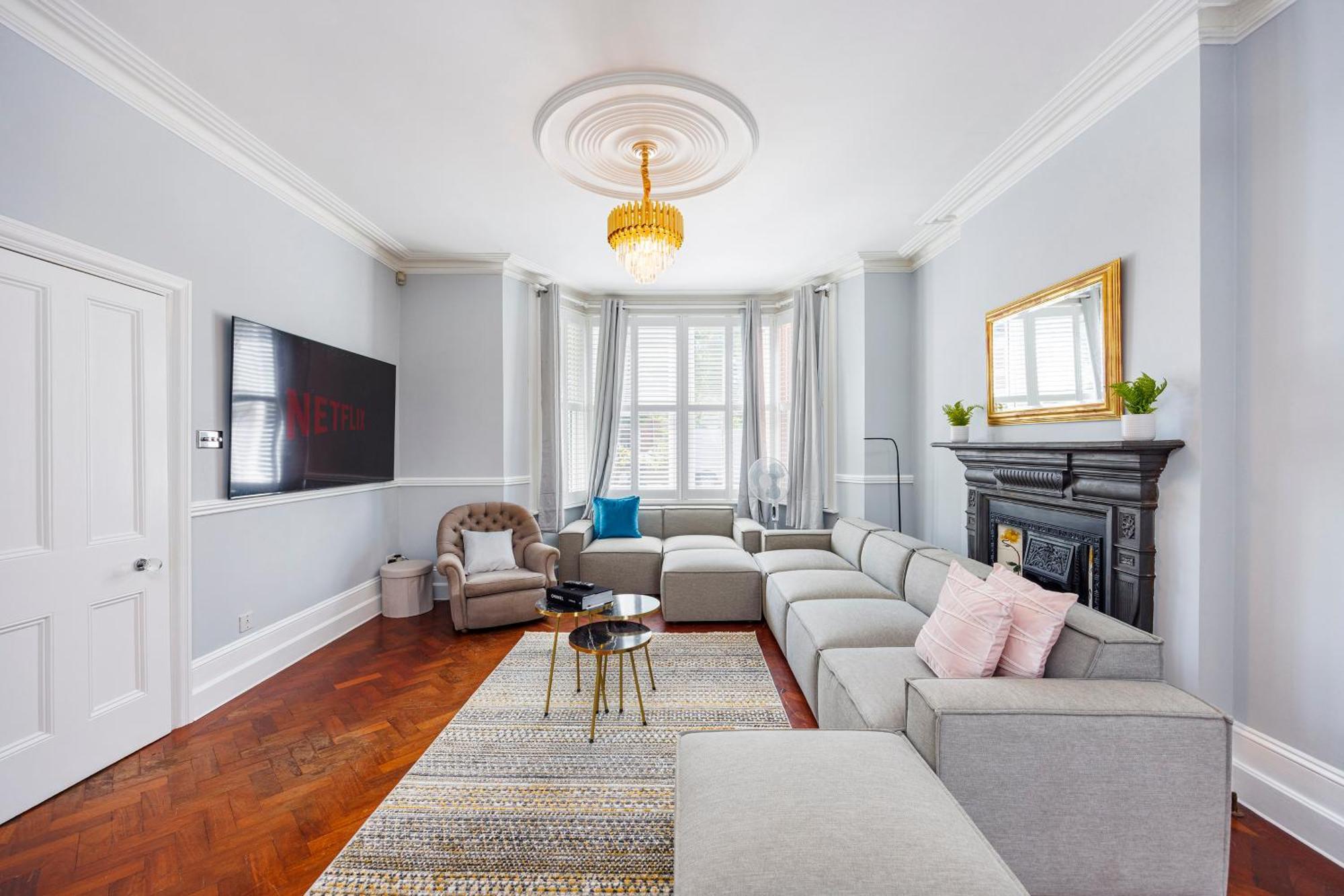 6 Bedroom House By Av Acton Sleeps 11 Free Parking Holiday home *