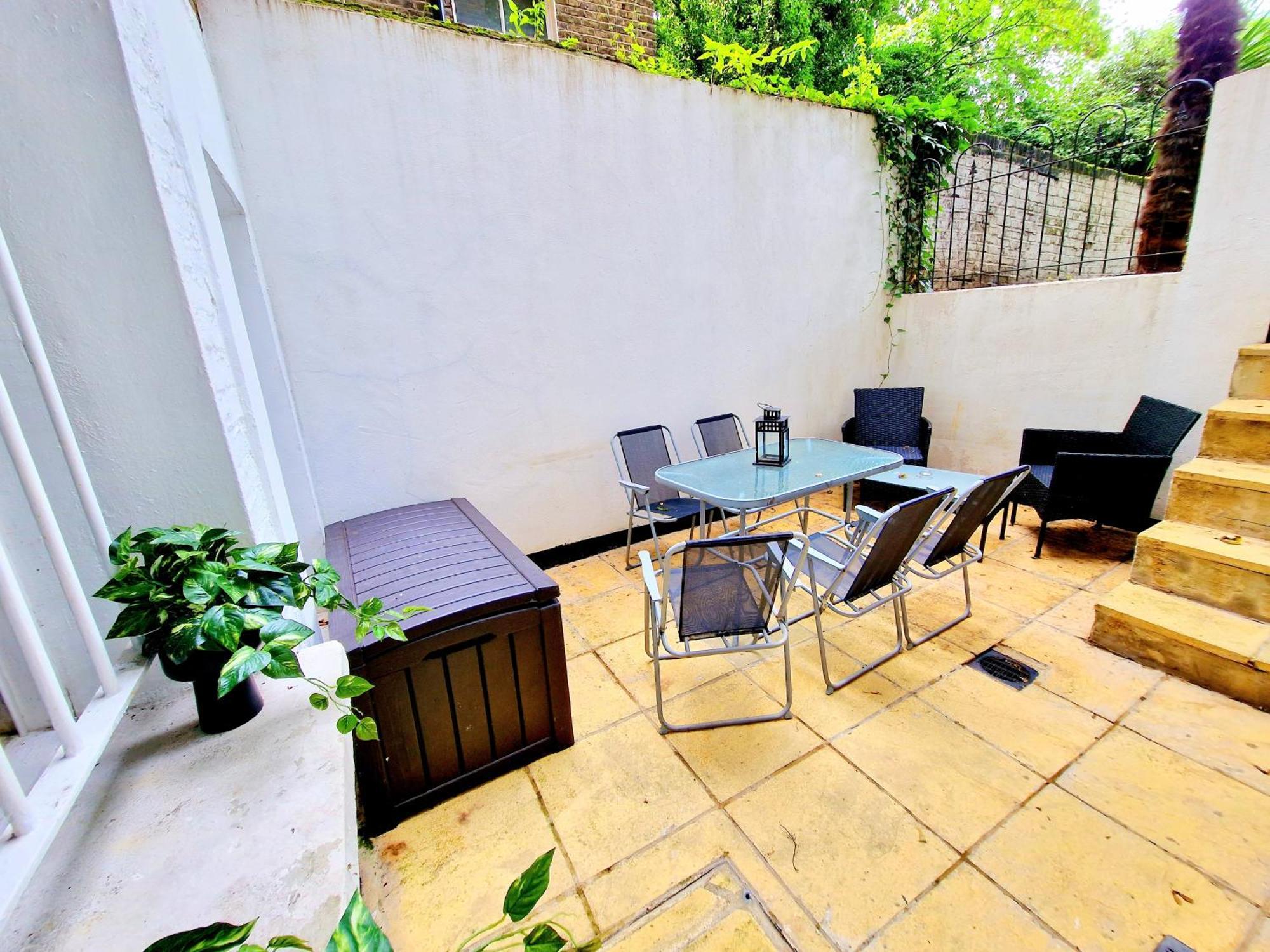 Spacious & Cosy 2 Bedroom 2 Sofa-beds With Private Entrance And Back Patio, 3 Min Walk To Earl's Court Station Apartment *