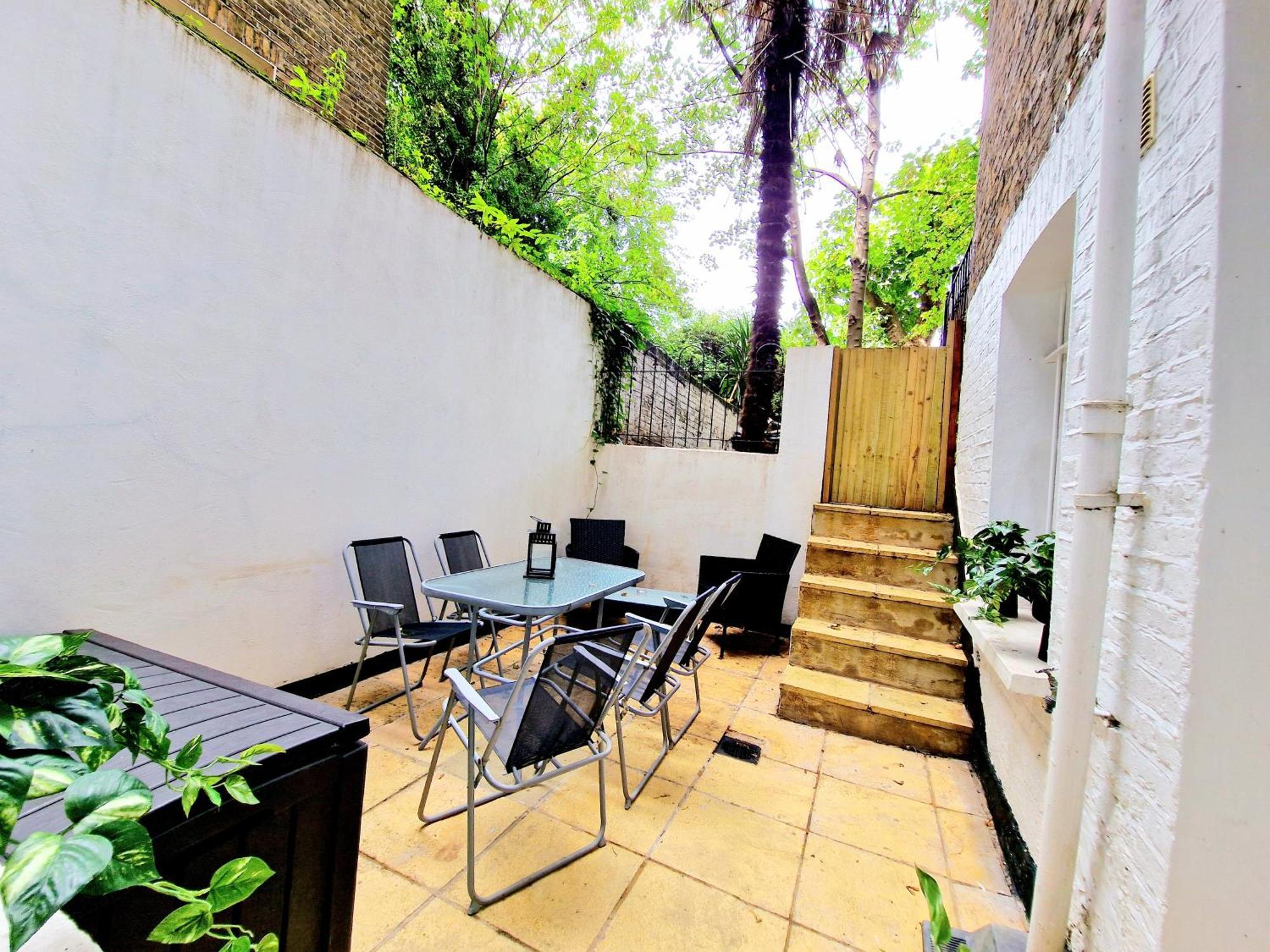 Spacious & Cosy 2 Bedroom 2 Sofa-beds With Private Entrance And Back Patio, 3 Min Walk To Earl's Court Station Apartment *