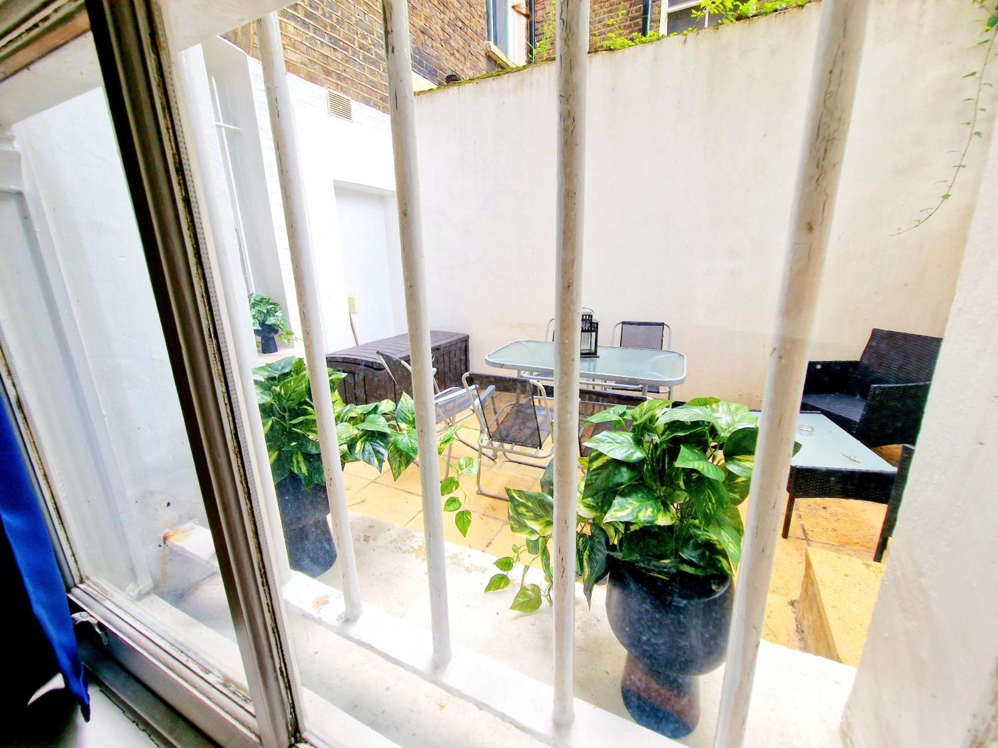 Spacious & Cosy 2 Bedroom 2 Sofa-beds With Private Entrance And Back Patio, 3 Min Walk To Earl's Court Station * London