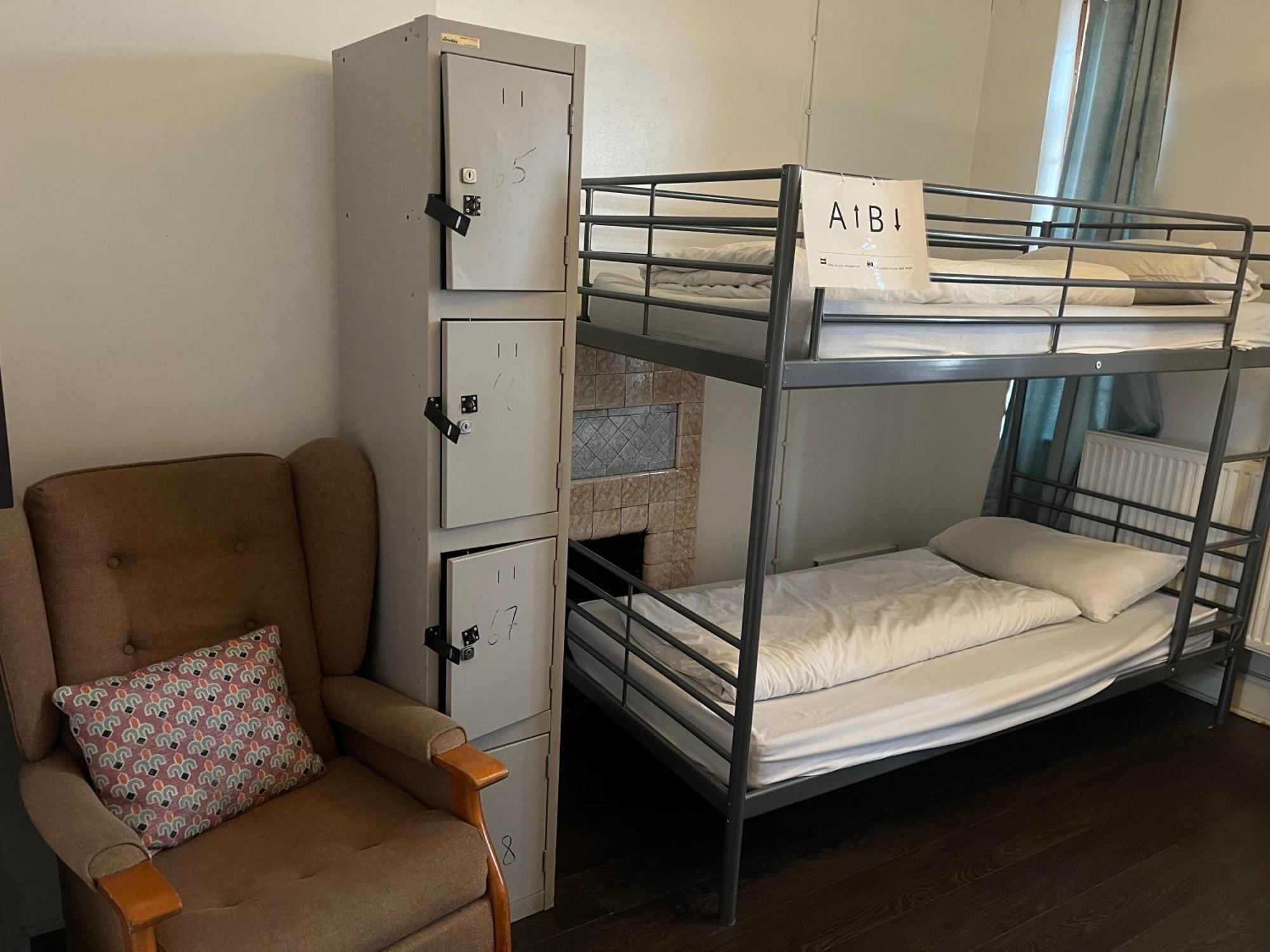 The Walrus Bar&hostel * London
