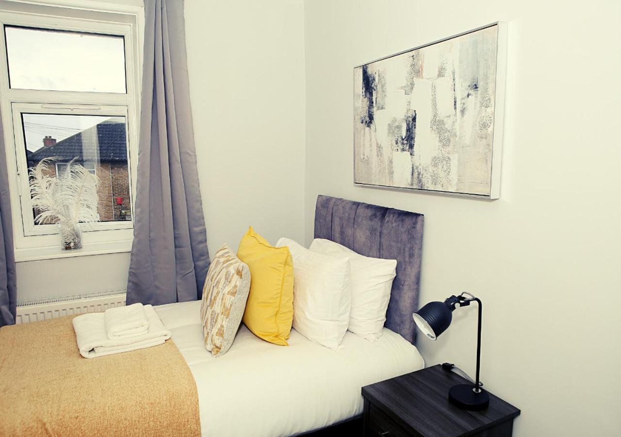 3-bed House With Parking Near O2 * Londen