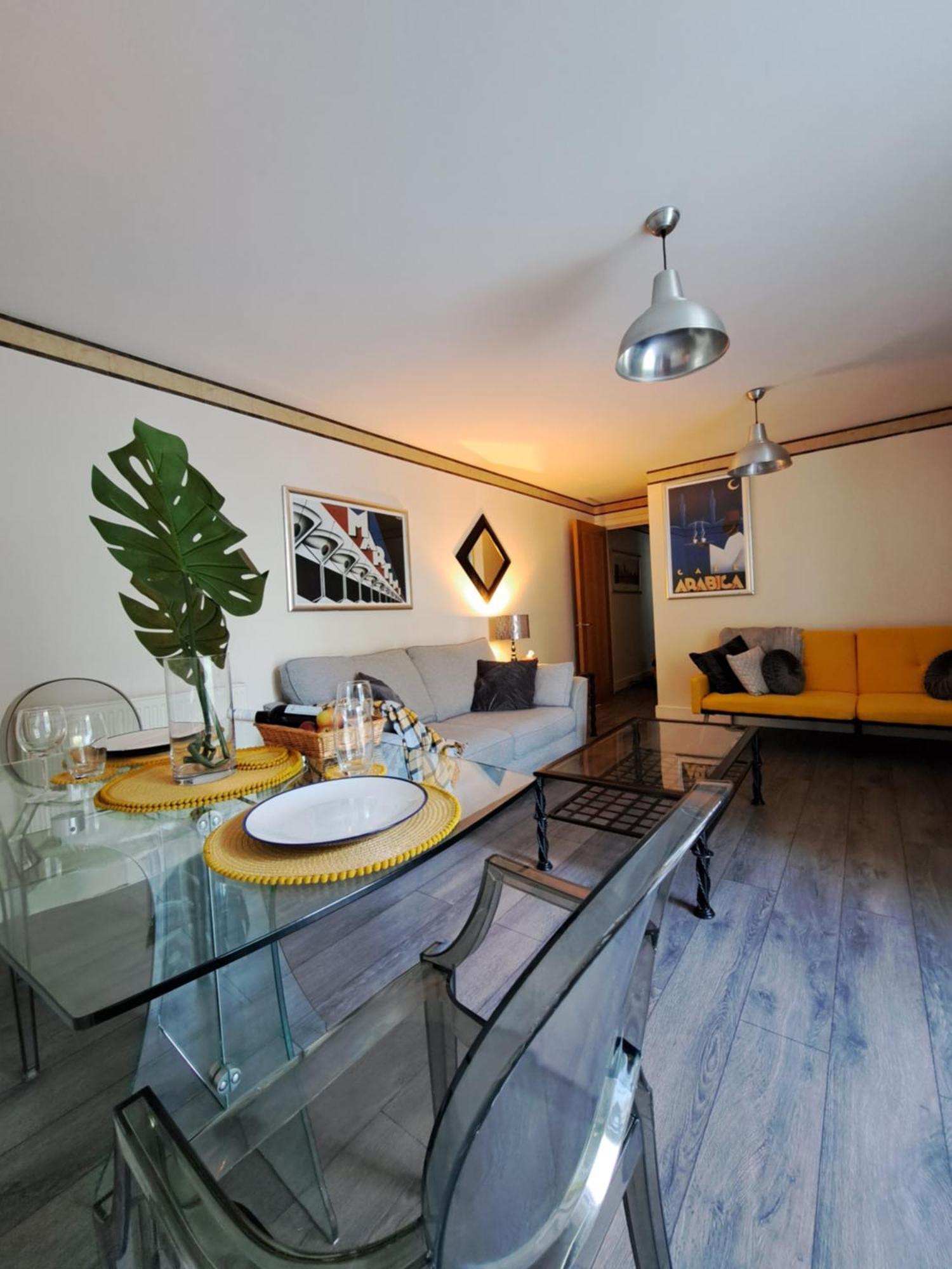 Docklands Riverside Apartment London