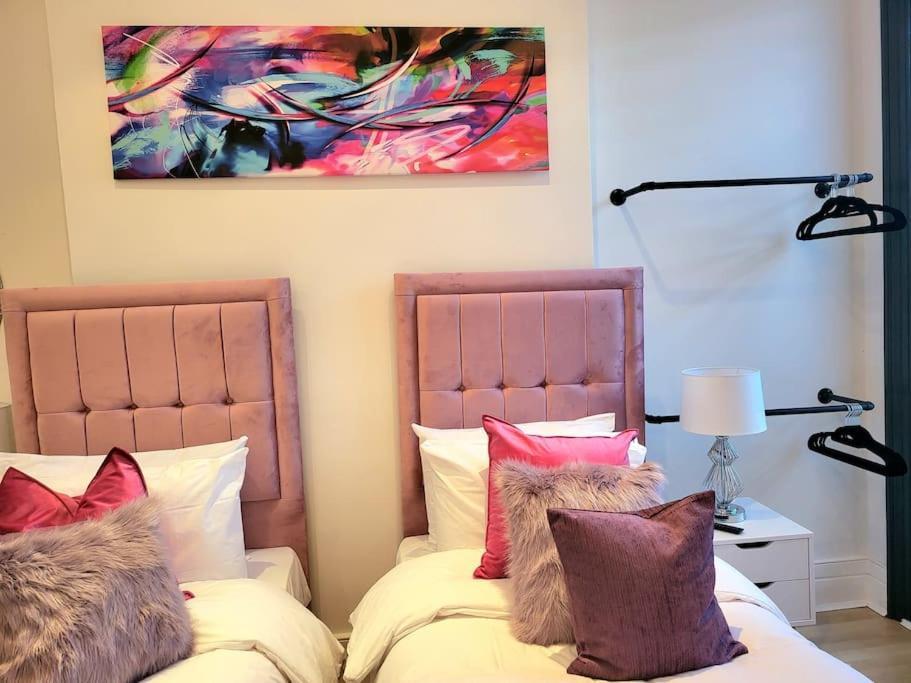 Spacious Six Bedrooms House By Sensational Short Lets & Serviced With 13 Beds, Free Parking, Free Wi-fi & Balcony Vakantiehuis *