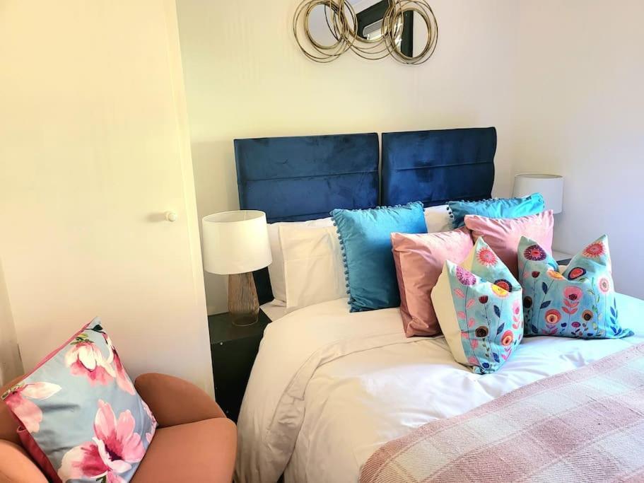 Spacious Six Bedrooms House By Sensational Short Lets & Serviced With 13 Beds, Free Parking, Free Wi-fi & Balcony Vakantiehuis Londen