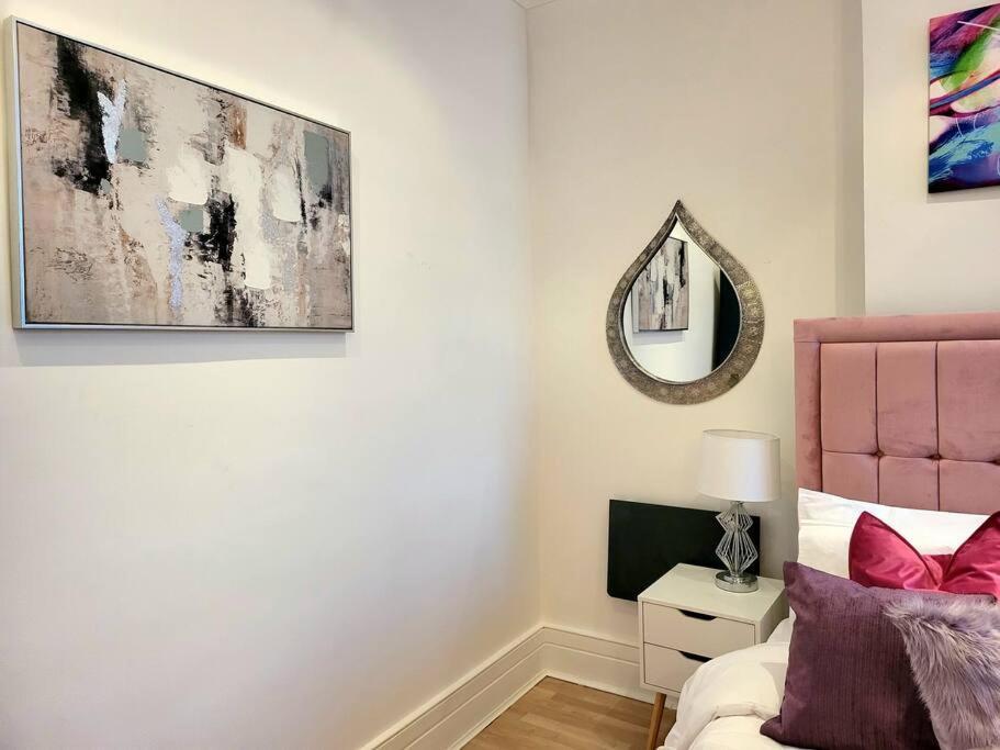Spacious Six Bedrooms House By Sensational Short Lets & Serviced With 13 Beds, Free Parking, Free Wi-fi & Balcony Vakantiehuis
