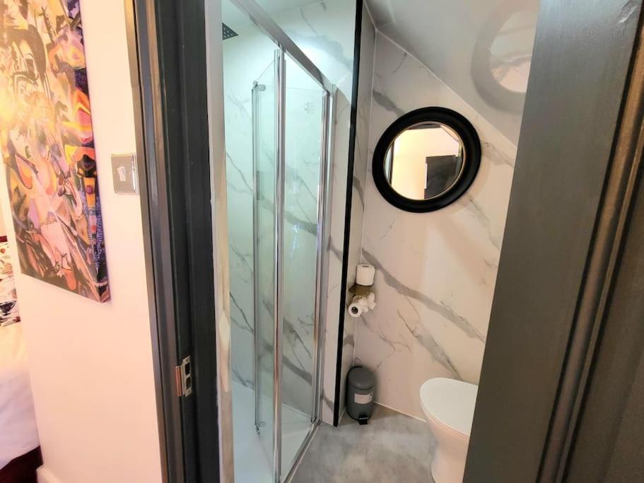 Spacious Six Bedrooms House By Sensational Short Lets & Serviced With 13 Beds, Free Parking, Free Wi-fi & Balcony * Londen